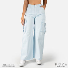Cargar imagen en el visor de la galería, CARGO PANTS AZUL BEBE 1200-129