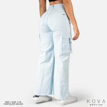 Cargar imagen en el visor de la galería, CARGO PANTS AZUL BEBE 1200-129